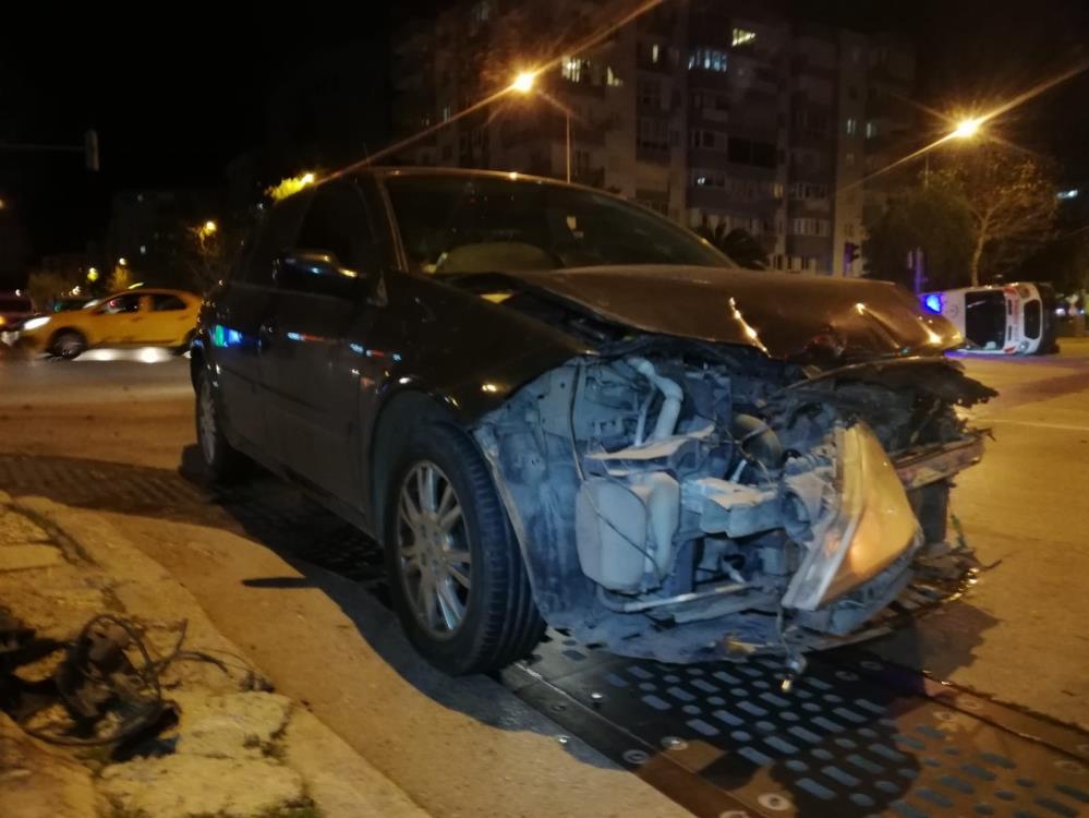 İzmir'de otomobille çarpışan ambulans devrildi, 3 sağlıkçı yaralandı