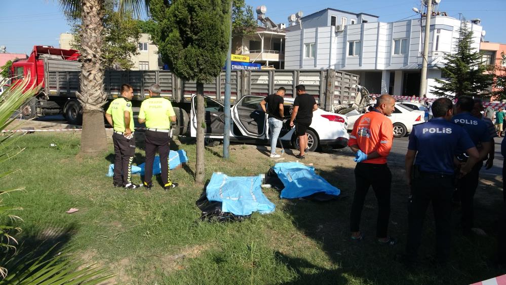 Mersin'de otomobil tıra arkadan çarptı, 4 genç canından oldu