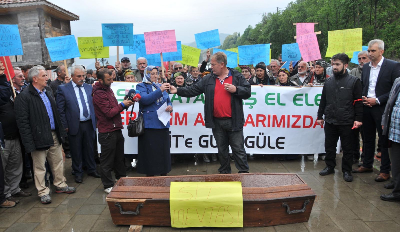 Rize'de ilginç protesto: Tabutu böyle fırlattılar
