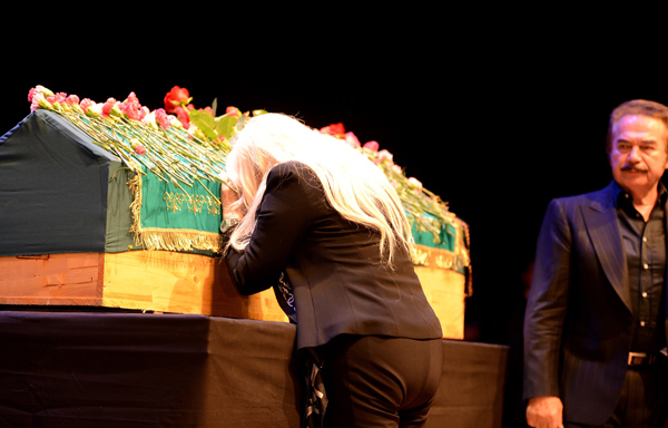 Oya Aydoğan'ın oğlu annesine böyle veda etti