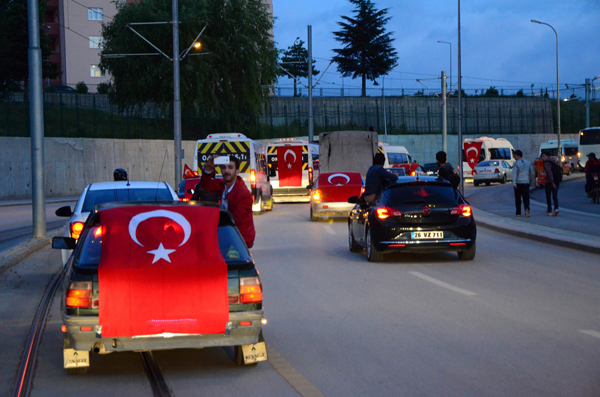 Şehir ayağa kalktı, 150 araçlık konvoyla gittiler!