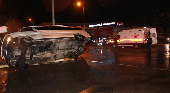 Minibüs ile otomobil çarpıştı;sürücüler ağır yaralı