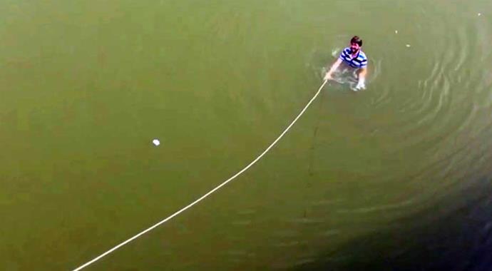 Köprüden nehre atlayan genç can simidi ile kurtarıldı