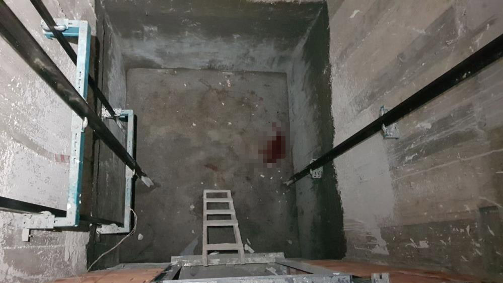 Saklambaç oynayan çocuk asansör boşluğuna düştü