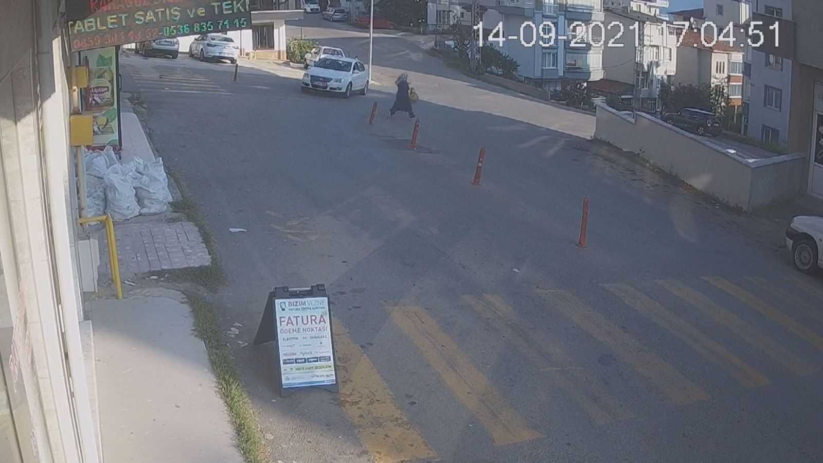 30 metre ilerleyen bebek arabası 3 metreden düştü