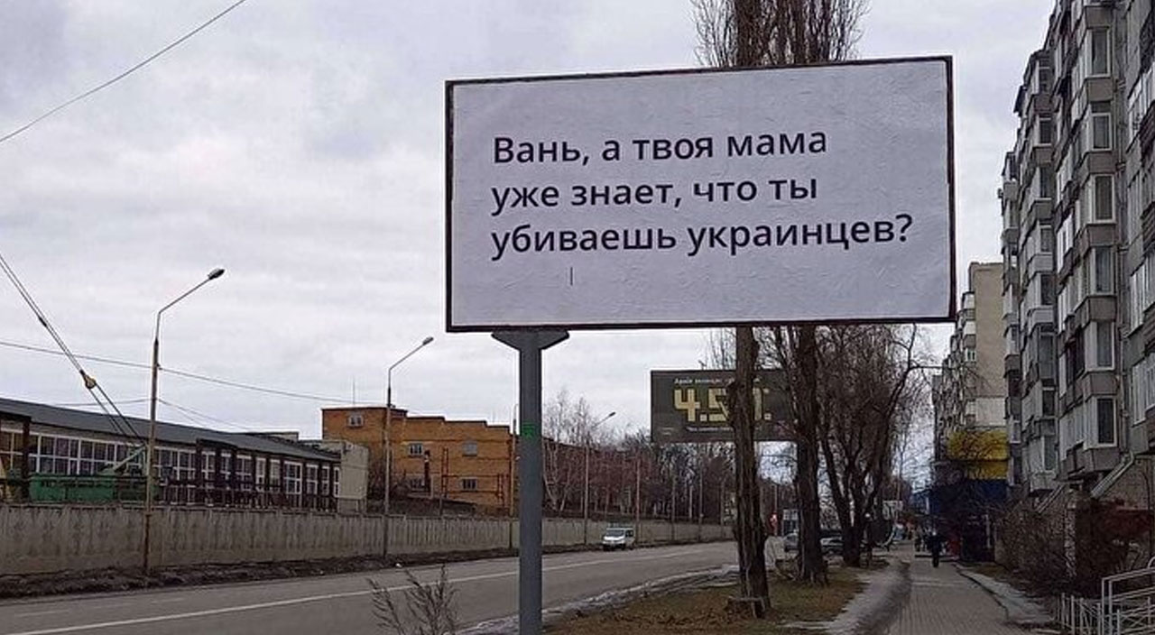 Ukrayna sokaklarında Rus askerlerine billboardlu mesaj