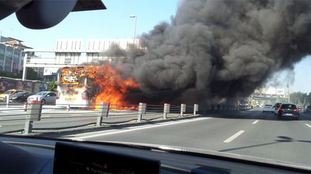 Metrobüs cayır cayır  yandı
