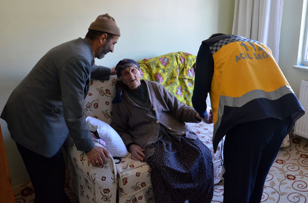 Evde kilitli kalan 106 yaşındaki kadını itfaiye kurtardı