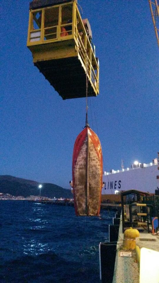 3 kişiye mezar olan sandal, vinçle denizden çıkarıldı