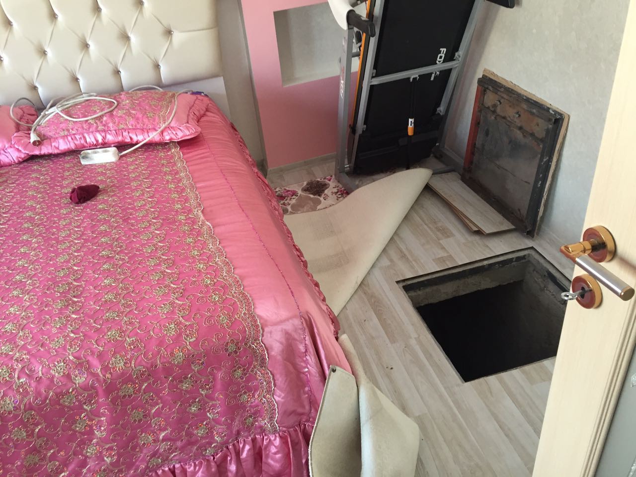 Yatak odasına kaçak sigara operasyonu