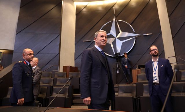 Bakan Akar, Barış Pınarı Harekatı'na tepki gösteren ülkelerin temsilcilerine NATO Karargahı'nda asker selamı verdi