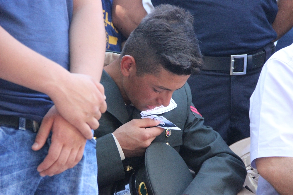 Şehidin kardeşinin bu hareketi herkesi ağlattı