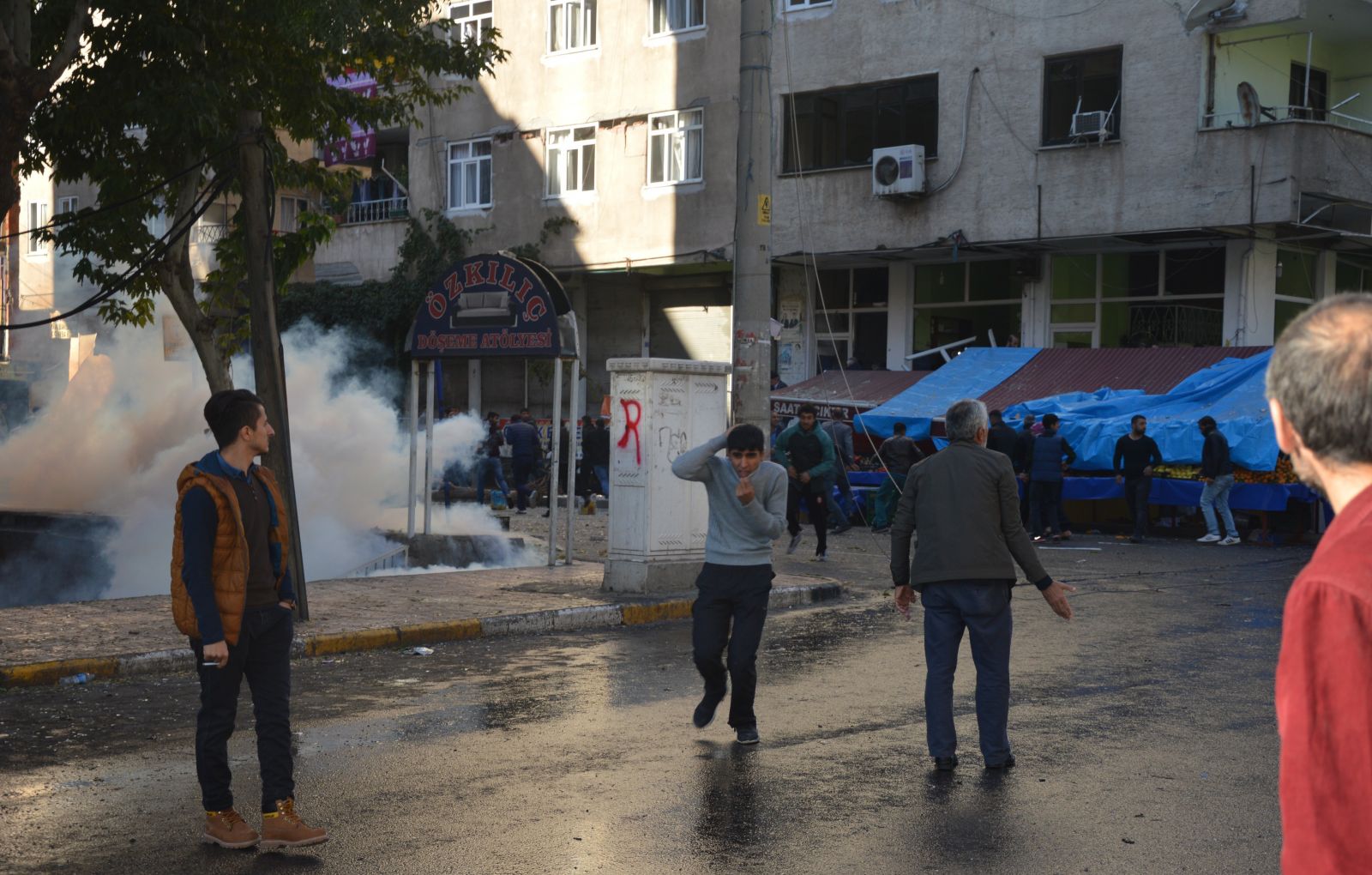 Diyarbakırlılara sağduyu çağrısı! Polis 2 kişiyi linçten kurtardı