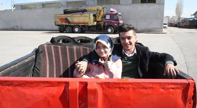 Kardeşi için üstü açık römork yaptı