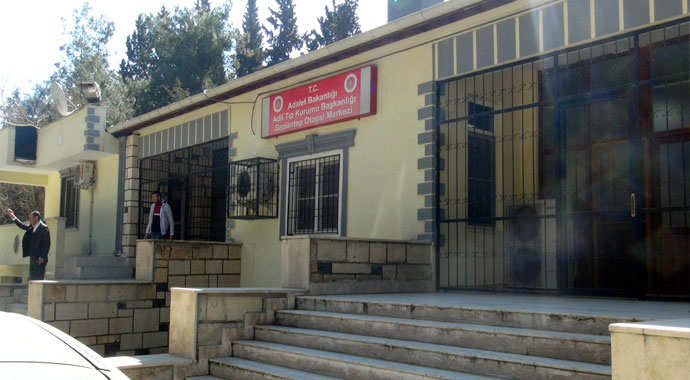 Eşini boğarak öldürdü, başında ağlarken bulundu