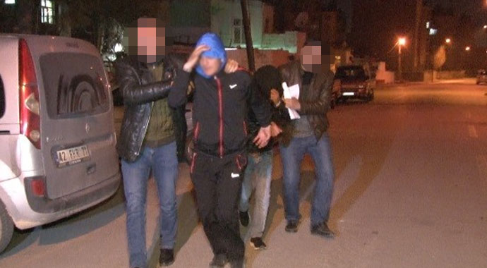 Cezaevi firarileri, hırsızlık için girdikleri evde suçüstü yakalandı