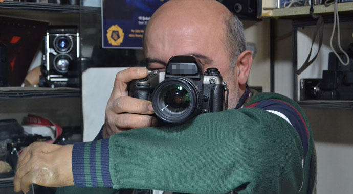 Fotoğraf makinelerini 12 yıldır tek eliyle tamir ediyor