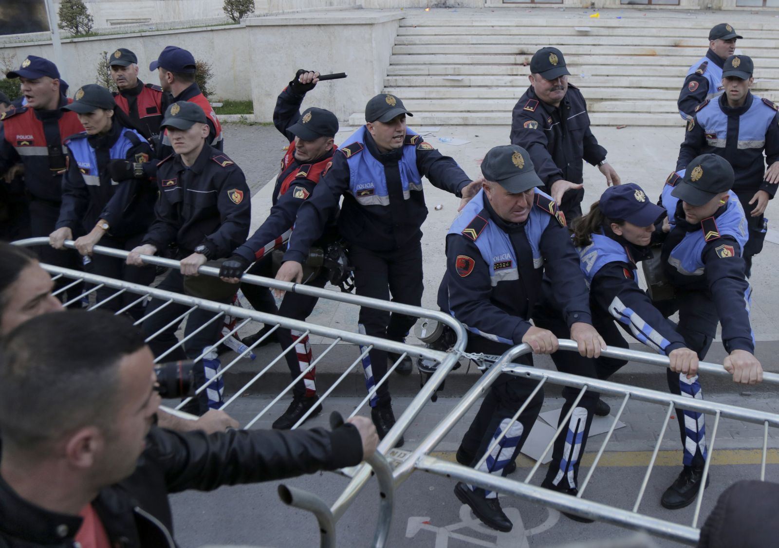 Arnavutluk’ta hükumet karşıtı protestolarda arbede: 13 polis yaralandı