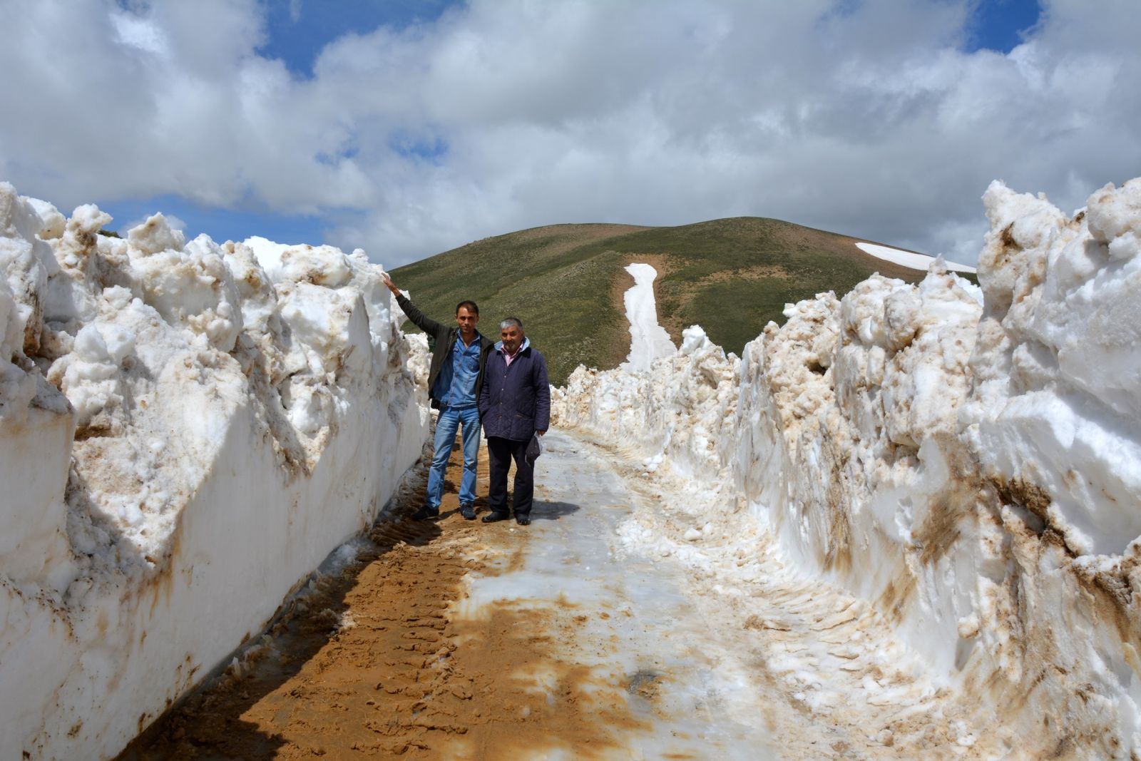Yaz aylarına günler kala karla mücadele