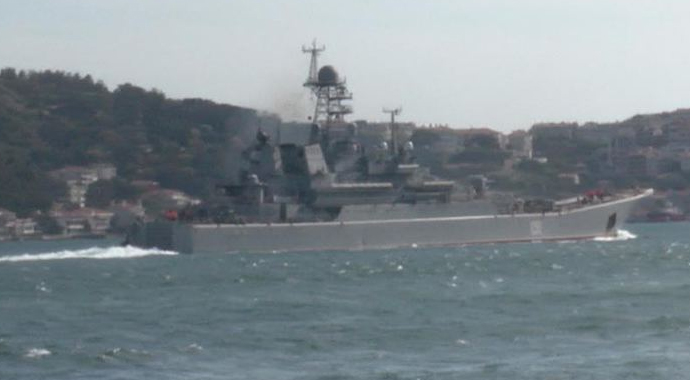 Rus savaş gemisi İstanbul Boğazı'ndan geçti