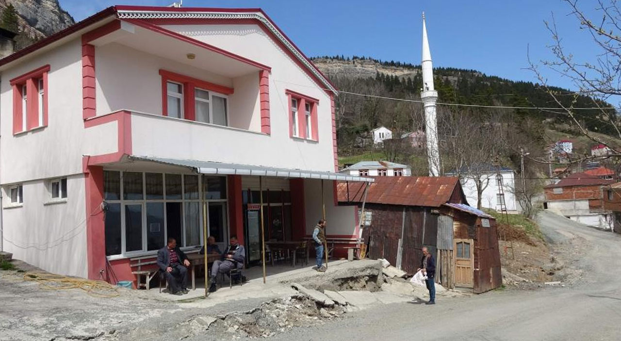 Trabzon’daki mahalle santim santim kayıyor