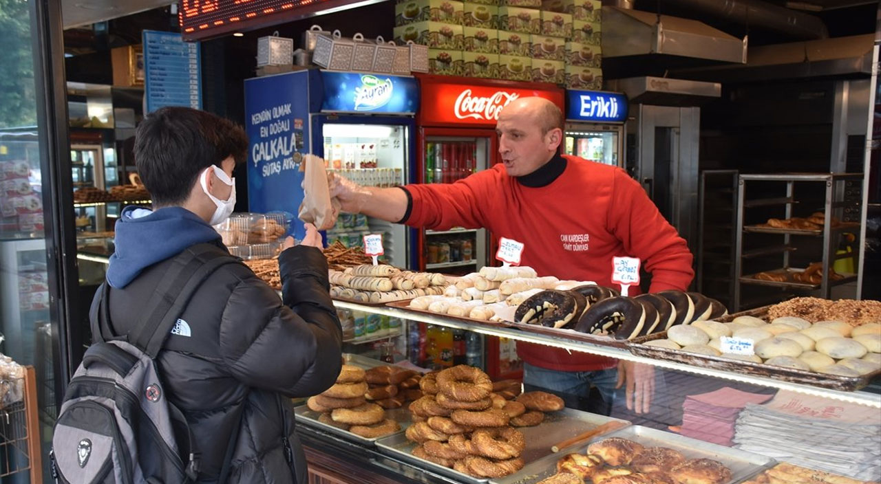 Adana’da bir pastane doların düşüşünü kutlamak için bedava simit dağıttı