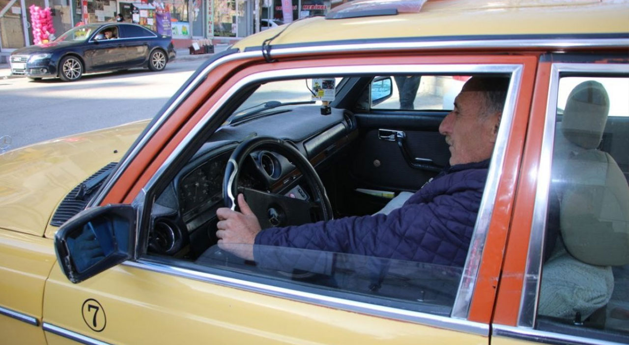 Elazığ'ın en eski taksisi müşterilerini nostaljik yolculuğa çıkarıyor