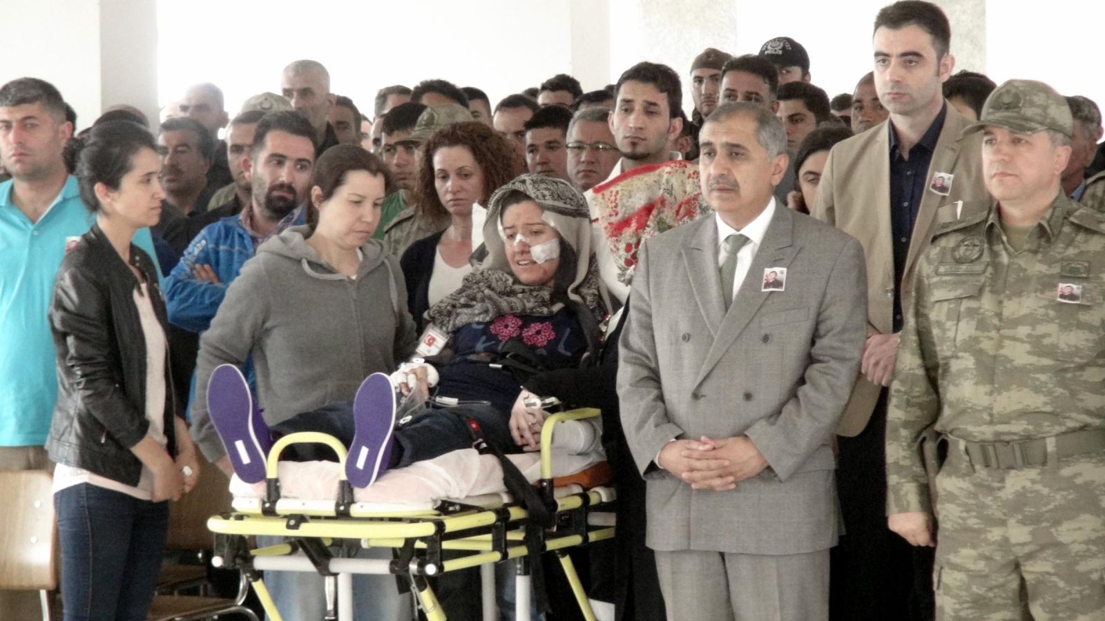 Şehit eşi törene sedye ile katıldı Şehit eşi törene sedye ile katıldı