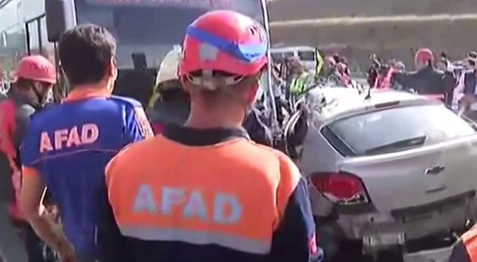 İstanbul'da feci kaza! Araba metrobüsün altına girdi