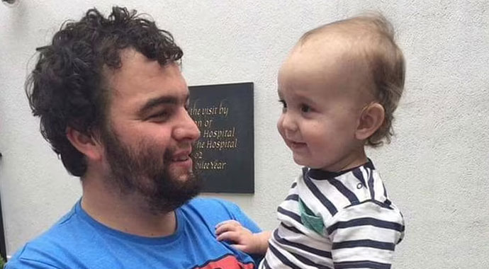 Pil yutan bebek, 28 ameliyattan sonra kurtuldu