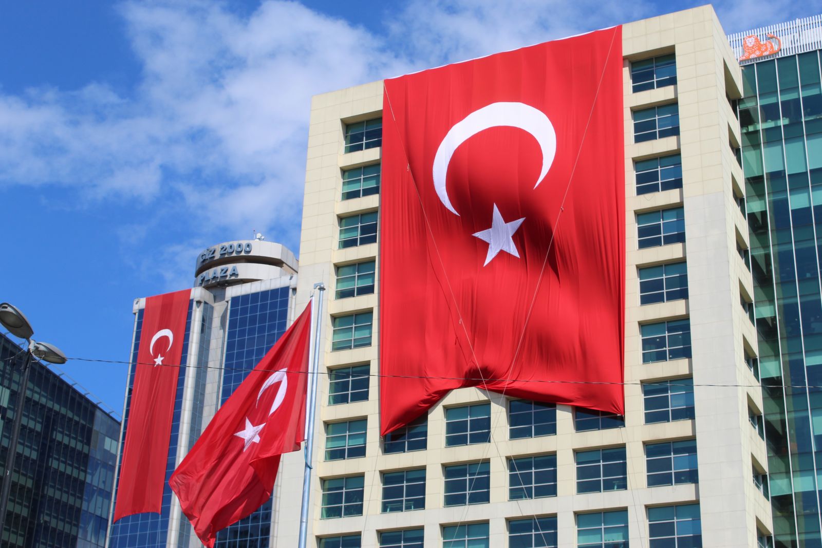 23 Nisan Çocuk Bayramı'nda gökdelenler Türk bayraklarıyla donatıldı