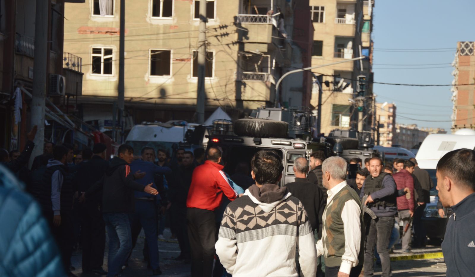 Diyarbakırlılara sağduyu çağrısı! Polis 2 kişiyi linçten kurtardı