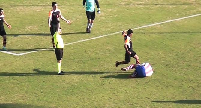 Yerde yatan rakibinin yüzüne tekme attı!