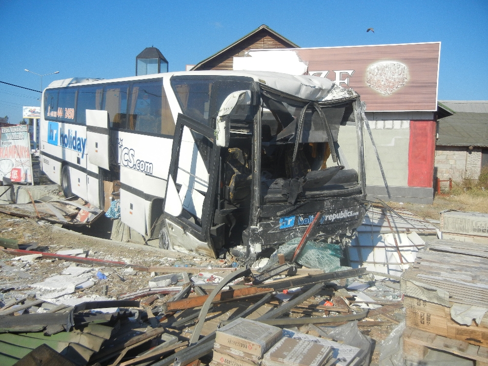 Edremit’te tur otobüsü faciası, 2 ölü var