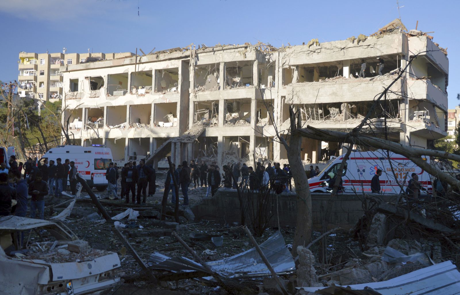 Diyarbakırlılara sağduyu çağrısı! Polis 2 kişiyi linçten kurtardı