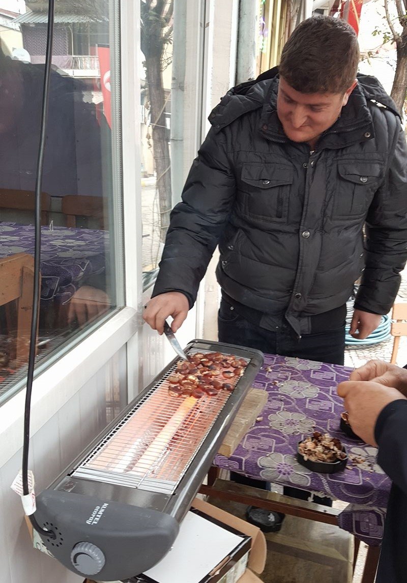 Elektrikli ısıtıcı üzerinde kestane pişirdiler