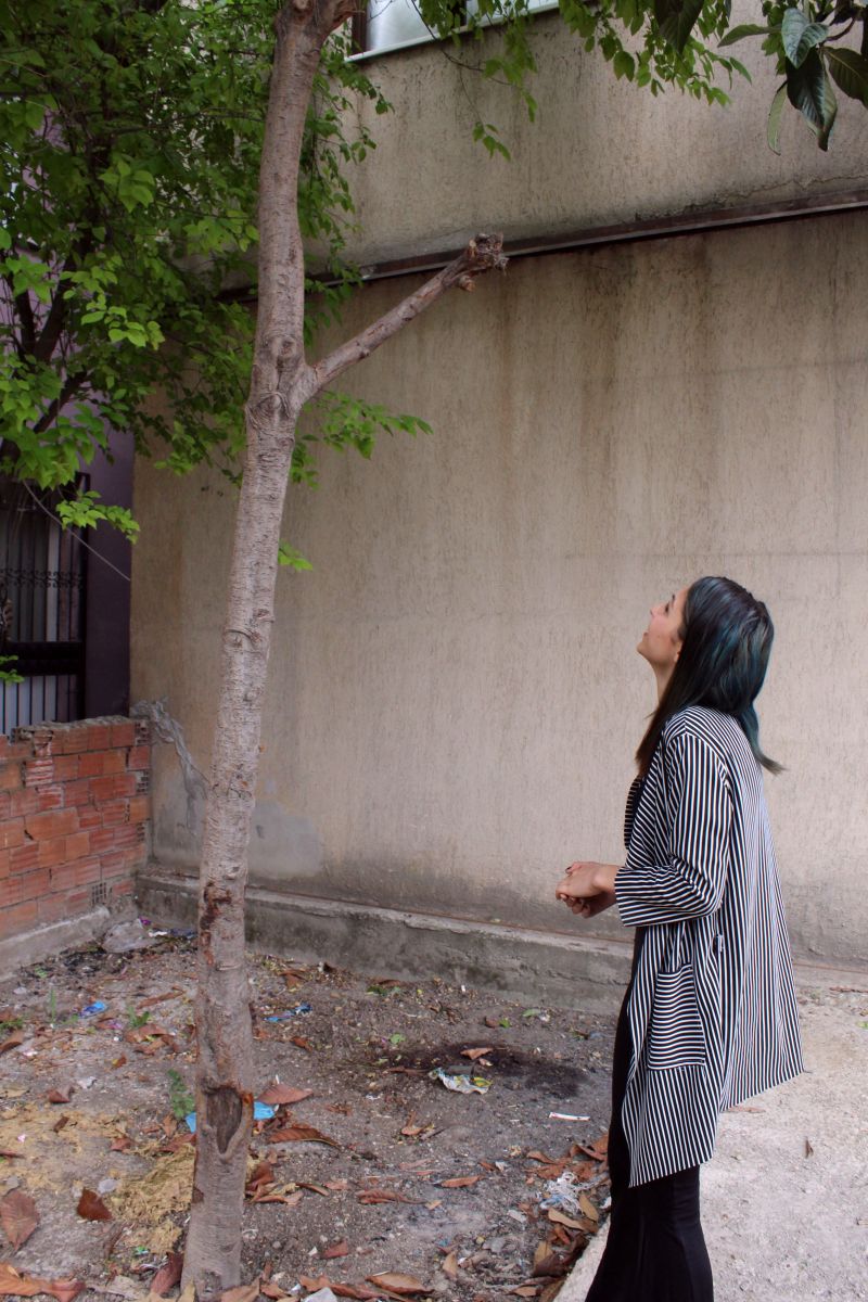 Sofra bezi silkelerken 5. kattan düşen kız kurtuldu