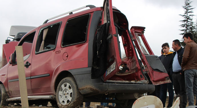 Araçları baba ve oğluna mezar oldu