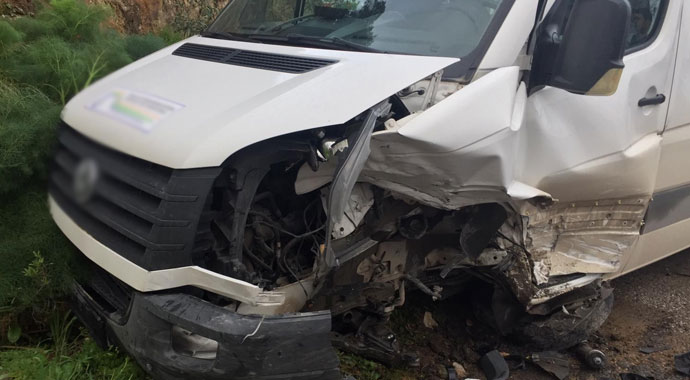 Bodrum’da öğrenci servisi ile otomobil çarpıştı: 13 yaralı