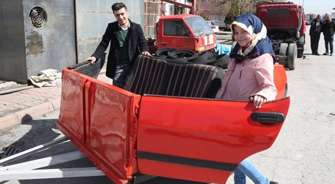Kardeşi için üstü açık römork yaptı
