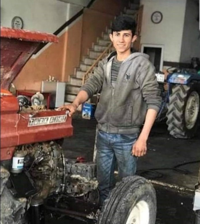 Tamir ettiği traktörün altında kaldı