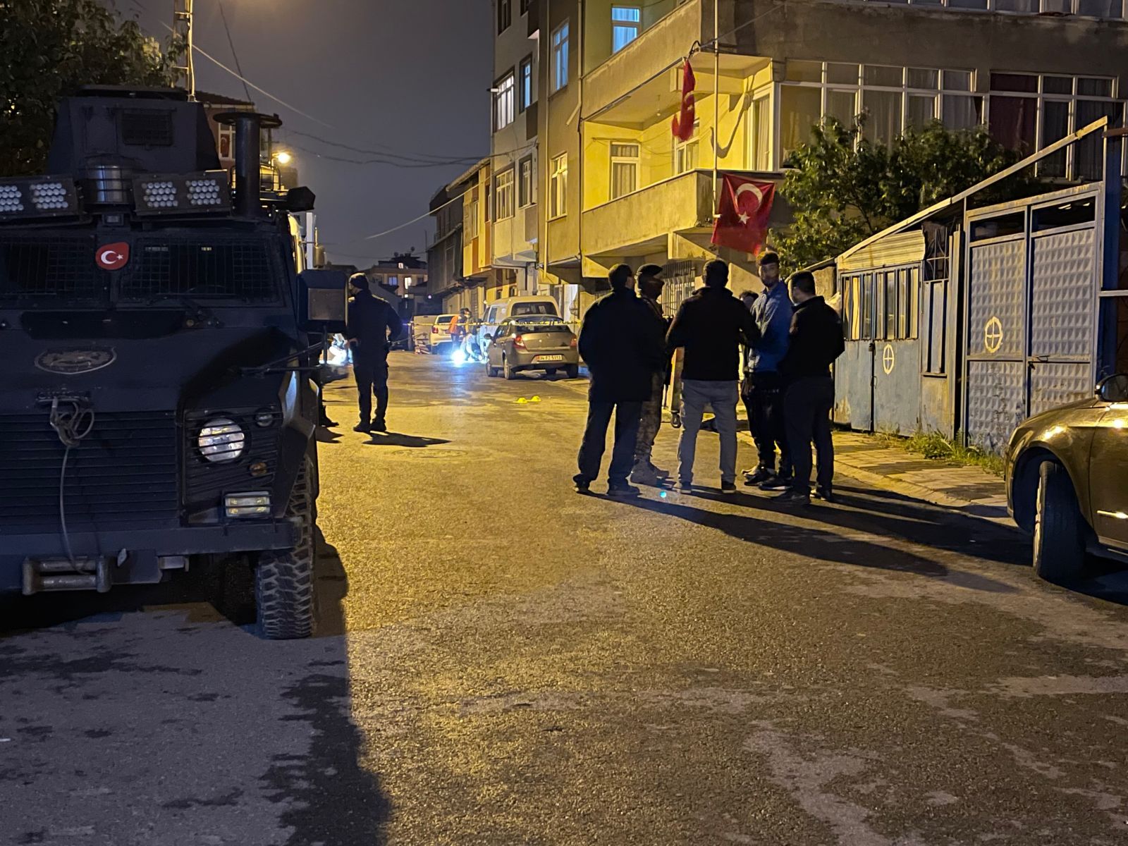 İstanbul'da ailesine ateş açan adam sokaktaki bekçileri yaraladı