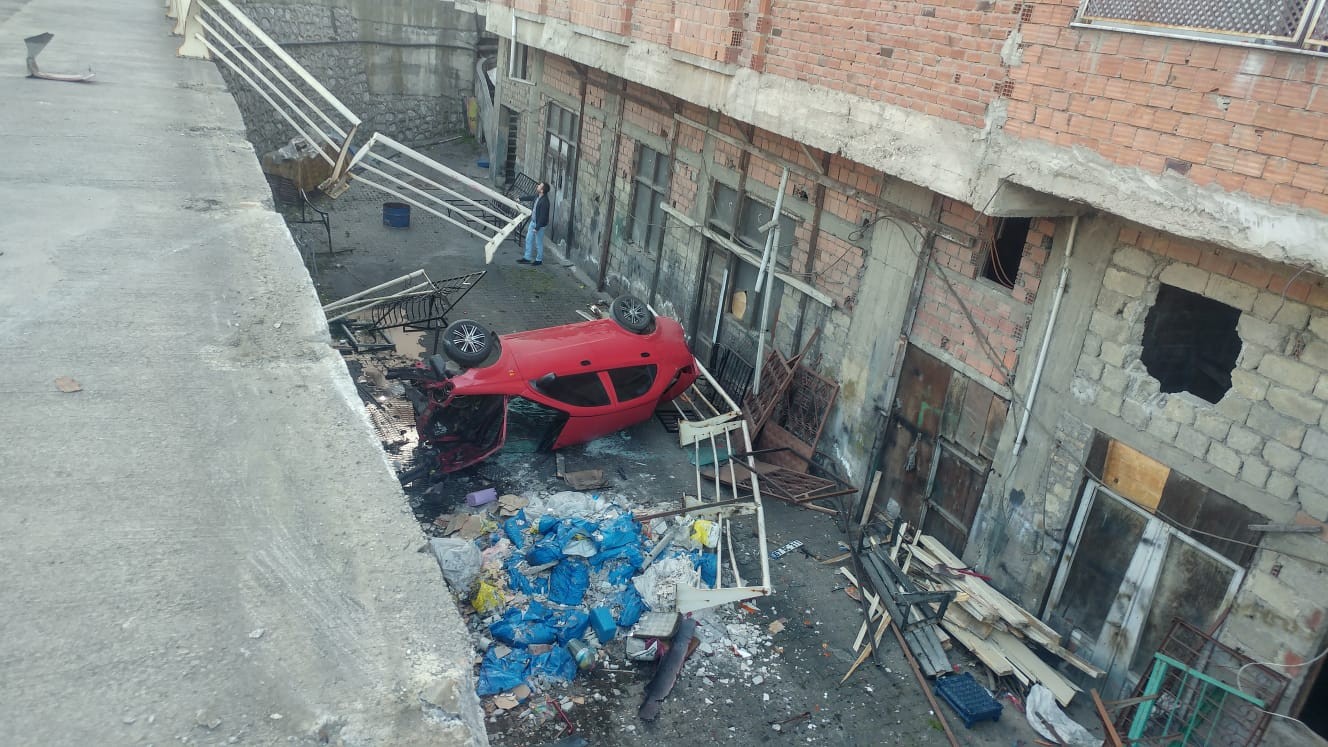 Direksiyon hakimiyetini kaybetti; zemine düştü