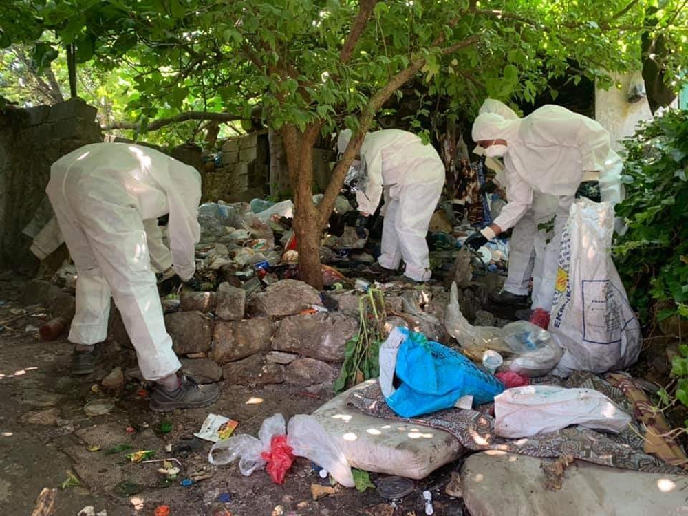 Evinden 7 kamyon çöp çıktı