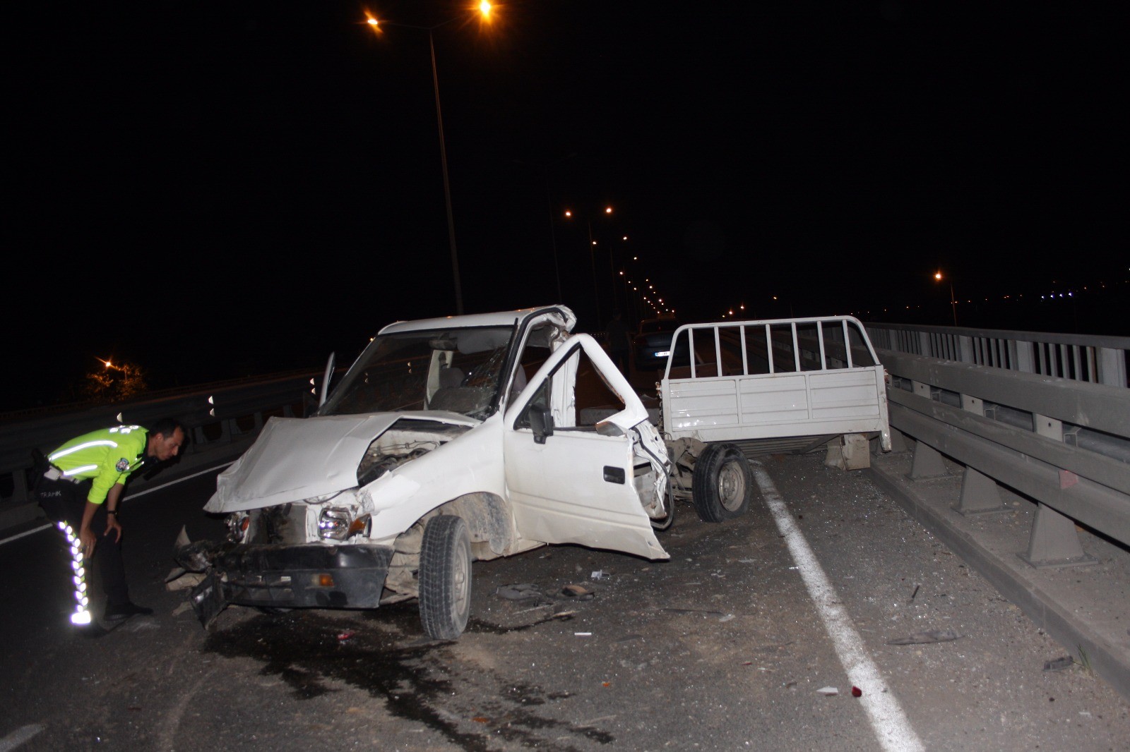 Tur otobüsü park halindeki kamyonete çarptı: 2 yaralı