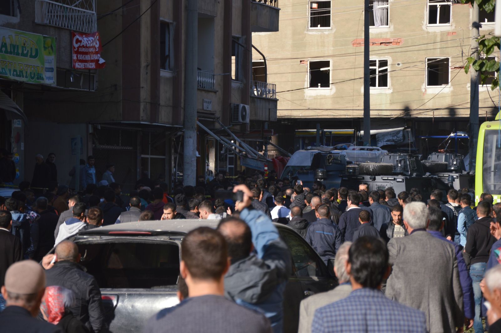 Diyarbakırlılara sağduyu çağrısı! Polis 2 kişiyi linçten kurtardı