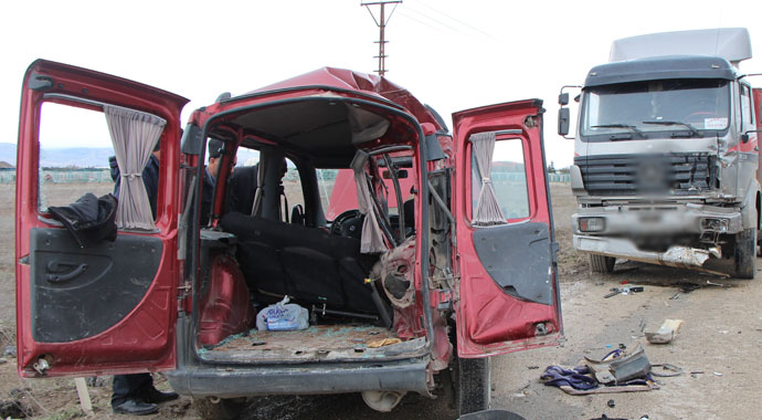 Araçları baba ve oğluna mezar oldu