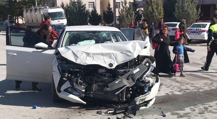 Öğrenci servisi ile otomobil çarpıştı: 8 yaralı