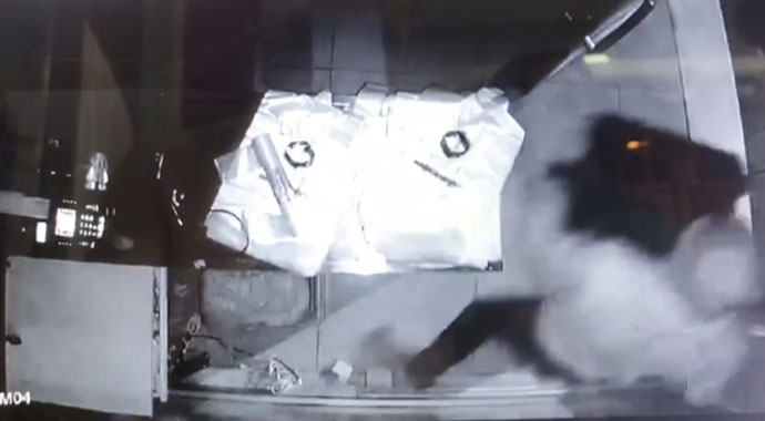 Arnavutköy'de kasabın boş kasasını çalan hırsızlar kamerada