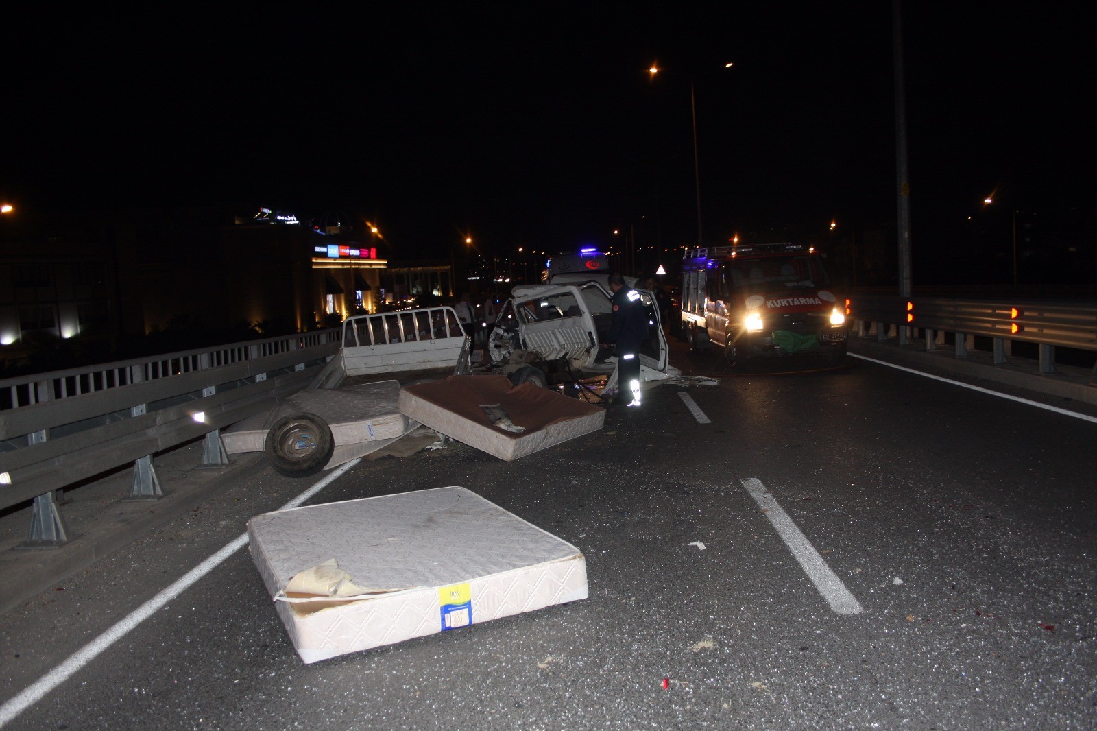 Tur otobüsü park halindeki kamyonete çarptı: 2 yaralı